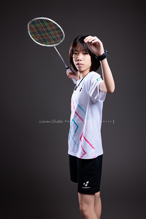 這次國小羽球隊請我們拍球隊的運動寫真照，運動的孩子們有一種很專注內斂的氣質，這次還有拍孩子們打球的瞬間，好有力量好美啊，這張是羽球隊裡一位女孩的運動寫真照，女孩要發球的動作！