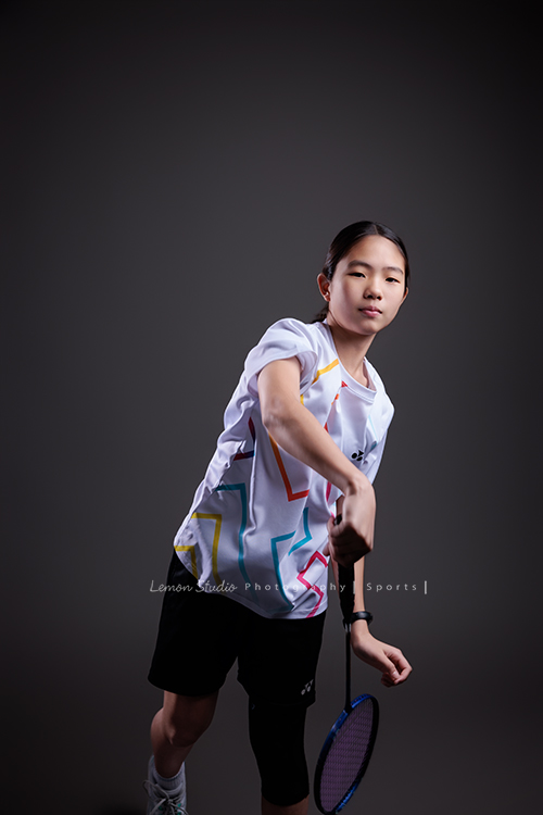 這次國小羽球隊請我們拍球隊的運動寫真照，運動的孩子們有一種很專注內斂的氣質，這次還有拍孩子們打球的瞬間，好有力量好美啊，這張是羽球隊裡一位女孩的運動寫真照，女孩揮拍的一瞬間、很酷地看著鏡頭！