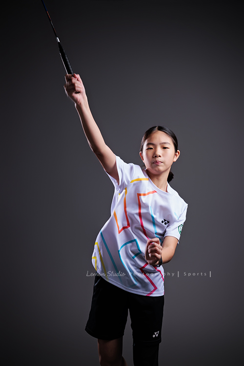 這次國小羽球隊請我們拍球隊的運動寫真照，運動的孩子們有一種很專注內斂的氣質，這次還有拍孩子們打球的瞬間，好有力量好美啊，這張是羽球隊裡一位女孩的運動寫真照，女孩正揮拍一瞬間，很有力量的一張相片！