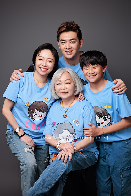 小妃媽麻一家帶著外婆來拍家庭攝影，外婆本來在鏡頭前有點靦腆，後來開始唱起歌來欲罷不能，一家人和外婆感情超好，在鏡頭前活潑且自然，這張是三人和外婆一起的全家福！