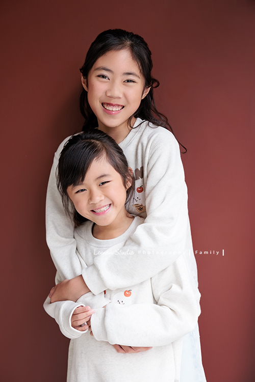 Justin爸拔和兄弟姊妹帶著各自的家庭、及爺爺奶奶一起來拍家庭攝影，雖然大家都以各自成家，三代聚在一起好熱鬧，各種組合是一定都要拍的，這張是兩個可愛的孫女的姊妹合照！