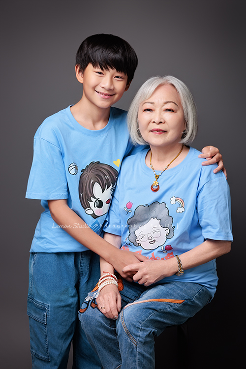 小妃媽麻一家帶著外婆來拍家庭攝影，外婆本來在鏡頭前有點靦腆，後來開始唱起歌來欲罷不能，一家人和外婆感情超好，在鏡頭前活潑且自然，這張是祖孫兩人的合照！