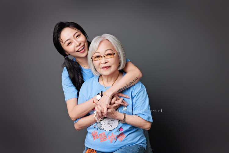 小妃媽麻一家帶著外婆來拍家庭攝影，外婆本來在鏡頭前有點靦腆，後來開始唱起歌來欲罷不能，一家人和外婆感情超好，在鏡頭前活潑且自然，這張是小妃媽麻和母親兩人的合照，小妃媽麻從後面抱著母親、兩人的感情很好啊！