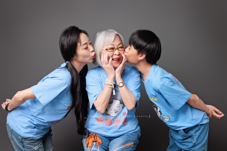 小妃媽麻一家帶著外婆來拍家庭攝影，外婆本來在鏡頭前有點靦腆，後來開始唱起歌來欲罷不能，一家人和外婆感情超好，在鏡頭前活潑且自然，這張是小妃媽麻和孩子兩人分別在外婆的兩邊親親外婆的紀錄，外婆好開心的樣子好可愛！