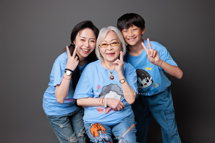 小妃媽麻一家帶著外婆來拍家庭攝影，外婆本來在鏡頭前有點靦腆，後來開始唱起歌來欲罷不能，一家人和外婆感情超好，在鏡頭前活潑且自然，這張是小妃媽麻和孩子及外婆一起的合照，三人一起比YA的樣子好可愛！