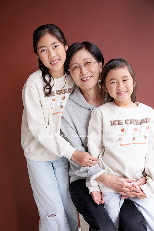 Justin爸拔和兄弟姊妹帶著各自的家庭、及爺爺奶奶一起來拍家庭攝影，雖然大家都以各自成家，三代聚在一起好熱鬧，各種組合是一定都要拍的，這張是奶奶和兩個可愛的孫女的合照！