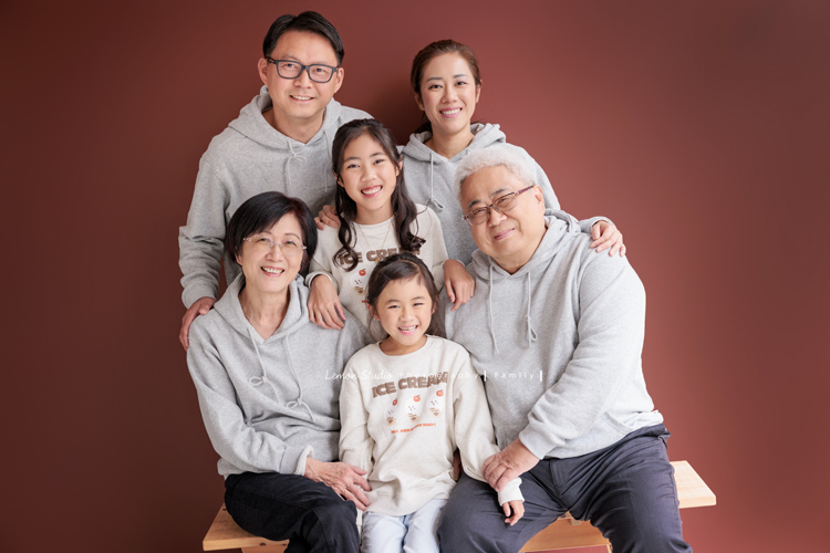 Justin爸拔和兄弟姊妹帶著各自的家庭、及爺爺奶奶一起來拍家庭攝影，雖然大家都以各自成家，三代聚在一起好熱鬧，各種組合是一定都要拍的，這張是Justin的姊姊一家、及爺爺奶奶一起的全家福寫真！