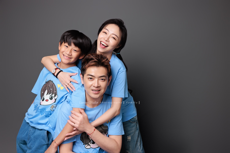 小妃媽麻一家帶著外婆來拍家庭攝影，外婆本來在鏡頭前有點靦腆，後來開始唱起歌來欲罷不能，一家人和外婆感情超好，在鏡頭前活潑且自然，這張是小妃媽麻和先生、及孩子三人的全家福！小妃媽麻從後面抱住先生及孩子！