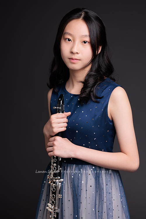 為了即將登場的音樂會，瑄帶著她的豎笛來拍攝音樂會寫真，穿上優雅的藍色系禮服，舉手投足間流露出屬於她的從容與氣質，這張是瑄雙手扶拿著豎笛，很沈穩寧靜地看著鏡頭的美麗模樣！