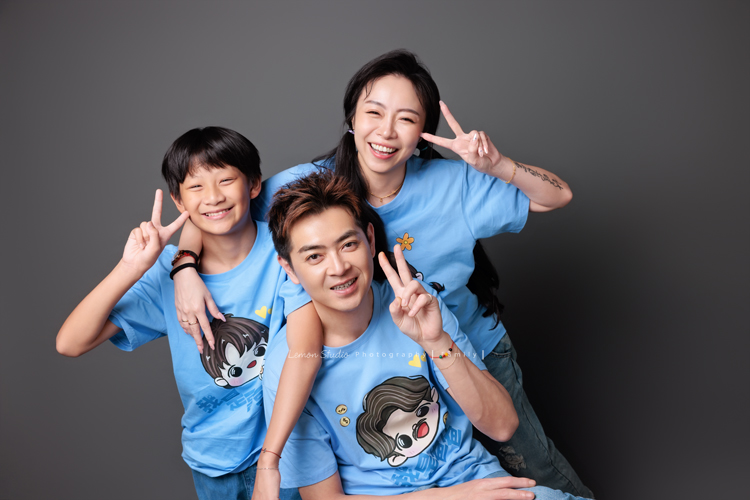 小妃媽麻一家帶著外婆來拍家庭攝影，外婆本來在鏡頭前有點靦腆，後來開始唱起歌來欲罷不能，一家人和外婆感情超好，在鏡頭前活潑且自然，這張是小妃媽麻和孩子及先生一起的全家福，三人一起比YA的樣子好可愛！