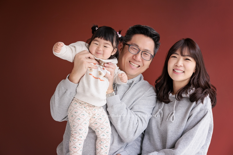 Justin爸拔和兄弟姊妹帶著各自的家庭、及爺爺奶奶一起來拍家庭攝影，雖然大家都以各自成家，三代聚在一起好熱鬧，各種組合是一定都要拍的，這張是Justin和太太及小寶貝三人超可愛的全家福！