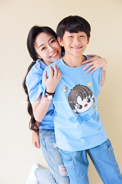 小妃媽麻一家帶著外婆來拍家庭攝影，外婆本來在鏡頭前有點靦腆，後來開始唱起歌來欲罷不能，一家人和外婆感情超好，在鏡頭前活潑且自然，這張是小妃媽麻和從後面抱住孩子的母子兩人的合照！