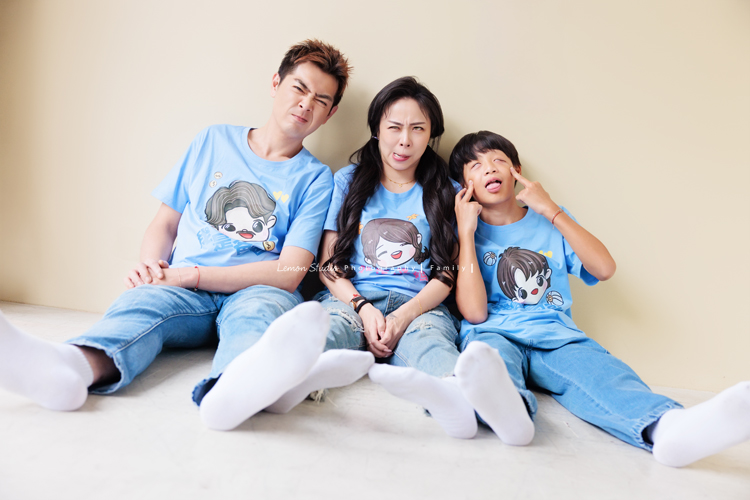 小妃媽麻一家帶著外婆來拍家庭攝影，外婆本來在鏡頭前有點靦腆，後來開始唱起歌來欲罷不能，一家人和外婆感情超好，在鏡頭前活潑且自然，這張是小妃媽麻和孩子及先生一起的全家福，三人坐在地上一起做出鬼臉的樣子好有趣！