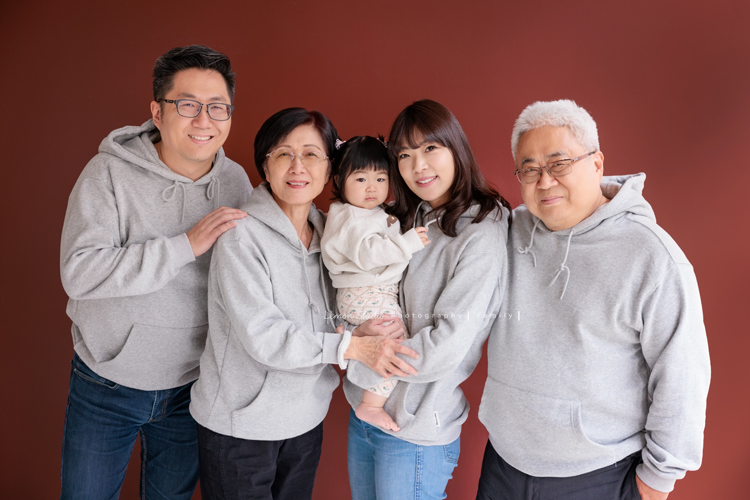 Justin爸拔和兄弟姊妹帶著各自的家庭、及爺爺奶奶一起來拍家庭攝影，雖然大家都以各自成家，三代聚在一起好熱鬧，各種組合是一定都要拍的，這張是Justin和太太及小寶貝三人、及爺爺奶奶一起的全家福寫真！