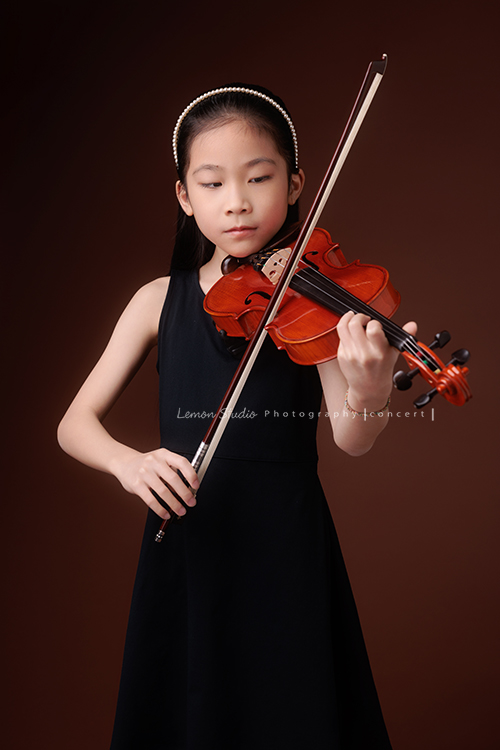 剛考上音樂班的軒，帶著她心愛的小提琴來拍音樂寫真照，一身黑色小洋裝，氣質滿滿又甜美可愛，站在鏡頭前的她個子小小的，卻閃耀著屬於自己的光芒，這一天為她的努力留下美好的紀念，這張是軒正專注地拉著小提琴的音樂寫真照！