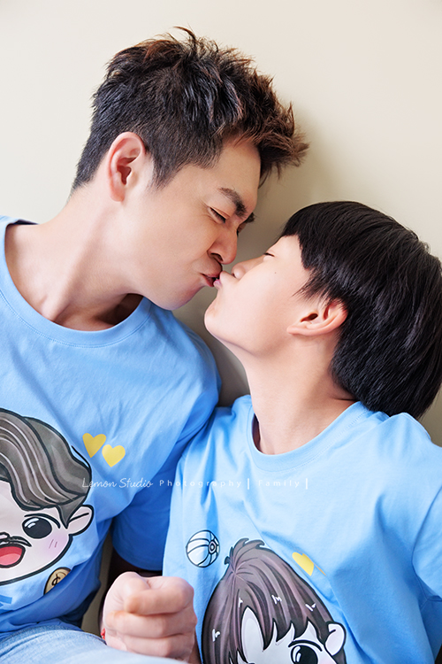 小妃媽麻一家帶著外婆來拍家庭攝影，外婆本來在鏡頭前有點靦腆，後來開始唱起歌來欲罷不能，一家人和外婆感情超好，在鏡頭前活潑且自然，這張是先生和孩子兩人親親的父子合照紀錄！