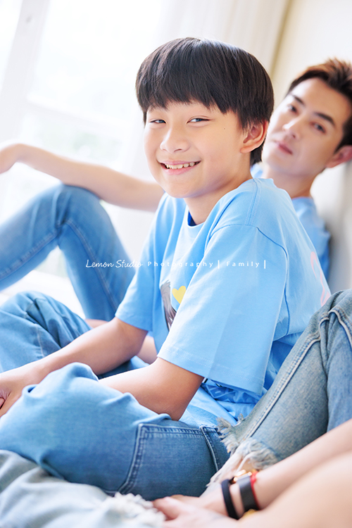 小妃媽麻一家帶著外婆來拍家庭攝影，外婆本來在鏡頭前有點靦腆，後來開始唱起歌來欲罷不能，一家人和外婆感情超好，在鏡頭前活潑且自然，這張是孩子坐在大家的中間，孩子看著鏡頭很有自信地微笑的一張很自然的個人照！