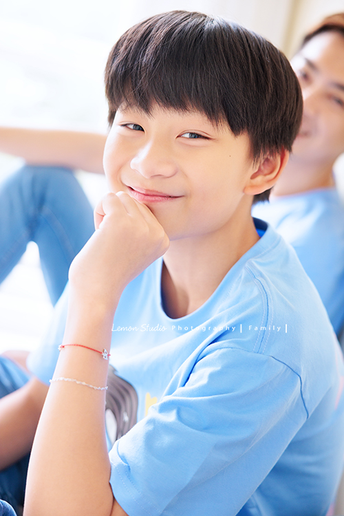 小妃媽麻一家帶著外婆來拍家庭攝影，外婆本來在鏡頭前有點靦腆，後來開始唱起歌來欲罷不能，一家人和外婆感情超好，在鏡頭前活潑且自然，這張是孩子坐在大家的中間，孩子手放在下巴看著鏡頭很有自信地微笑的一張很自然的個人照！
