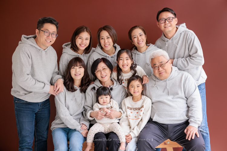 Justin爸拔和兄弟姊妹帶著各自的家庭、及爺爺奶奶一起來拍家庭攝影，雖然大家都以各自成家，三代聚在一起好熱鬧，各種組合是一定都要拍的，這張是全部的人一起入鏡的全家福寫真！
