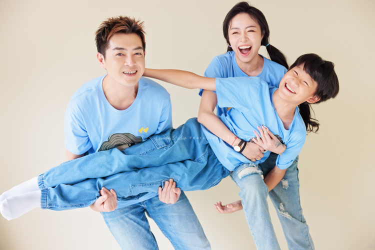 小妃媽麻一家帶著外婆來拍家庭攝影，外婆本來在鏡頭前有點靦腆，後來開始唱起歌來欲罷不能，一家人和外婆感情超好，在鏡頭前活潑且自然，這張是小妃媽麻和先生把孩子抱起來的很有趣的互動紀錄！