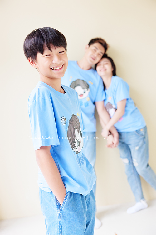 小妃媽麻一家帶著外婆來拍家庭攝影，外婆本來在鏡頭前有點靦腆，後來開始唱起歌來欲罷不能，一家人和外婆感情超好，在鏡頭前活潑且自然，這張是孩子站在爸拔媽麻前面，孩子看著鏡頭笑得很燦爛的一張很自然的個人照！