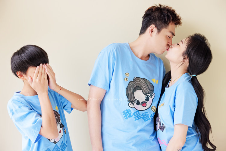 小妃媽麻一家帶著外婆來拍家庭攝影，外婆本來在鏡頭前有點靦腆，後來開始唱起歌來欲罷不能，一家人和外婆感情超好，在鏡頭前活潑且自然，這張是孩子站在爸拔媽麻旁邊，爸拔媽麻正在親親，孩子嗚著眼睛的一張很俏皮的家庭互動寫真！
