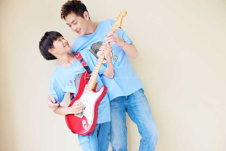 小妃媽麻一家帶著外婆來拍家庭攝影，外婆本來在鏡頭前有點靦腆，後來開始唱起歌來欲罷不能，一家人和外婆感情超好，在鏡頭前活潑且自然，這張是爸拔和兒子一起玩彈吉他的一張很有愛的父子互動紀錄！