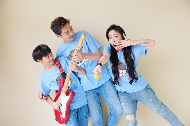 小妃媽麻一家帶著外婆來拍家庭攝影，外婆本來在鏡頭前有點靦腆，後來開始唱起歌來欲罷不能，一家人和外婆感情超好，在鏡頭前活潑且自然，這張是一家三口很有趣的一張互動紀錄！身為活動主持人的小妃媽麻做出很逗趣的表情動作、爸拔和孩子在旁邊拿著吉他看著媽麻！