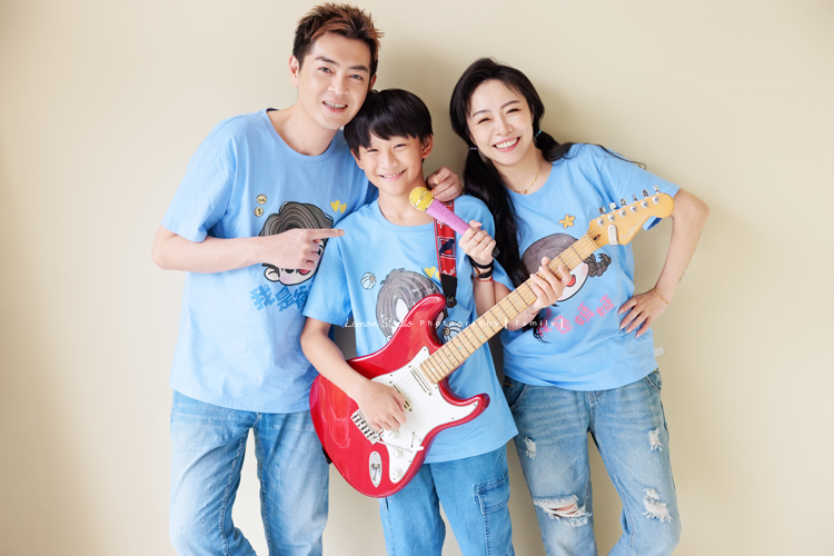 小妃媽麻一家帶著外婆來拍家庭攝影，外婆本來在鏡頭前有點靦腆，後來開始唱起歌來欲罷不能，一家人和外婆感情超好，在鏡頭前活潑且自然，身為活動主持人的小妃媽麻拿著麥克風、一家三口很可愛的全家福！