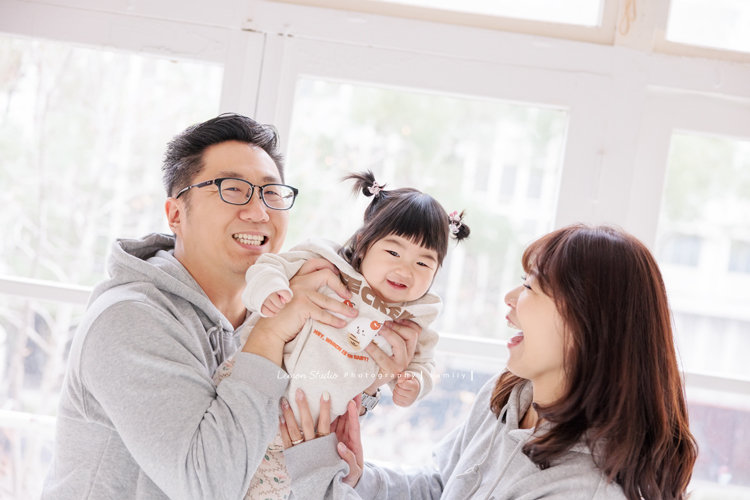 Justin爸拔和兄弟姊妹帶著各自的家庭、及爺爺奶奶一起來拍家庭攝影，雖然大家都以各自成家，三代聚在一起好熱鬧，各種組合是一定都要拍的，這張是Justin和太太及小寶貝三人超可愛的互動紀錄！