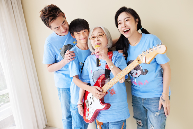 小妃媽麻一家帶著外婆來拍家庭攝影，外婆本來在鏡頭前有點靦腆，後來開始唱起歌來欲罷不能，一家人和外婆感情超好，在鏡頭前活潑且自然，這張是一家三口和外婆很有趣的一張互動紀錄！外婆正在唱歌、一家人陪著外婆唱歌很可愛的互動紀錄！