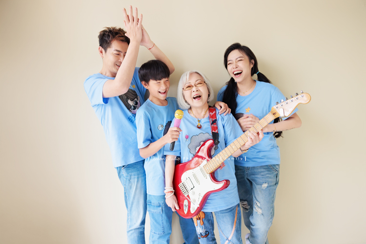 小妃媽麻一家帶著外婆來拍家庭攝影，外婆本來在鏡頭前有點靦腆，後來開始唱起歌來欲罷不能，一家人和外婆感情超好，在鏡頭前活潑且自然，這張是一家三口和外婆很有趣的一張互動紀錄！外婆正在唱歌、爸拔在打拍子、一家人陪著外婆唱歌很可愛的互動紀錄！