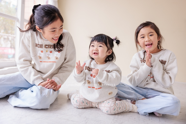 Justin爸拔和兄弟姊妹帶著各自的家庭、及爺爺奶奶一起來拍家庭攝影，雖然大家都以各自成家，三代聚在一起好熱鬧，各種組合是一定都要拍的，這張是家裡三位可愛的小孫女的寫真合照！