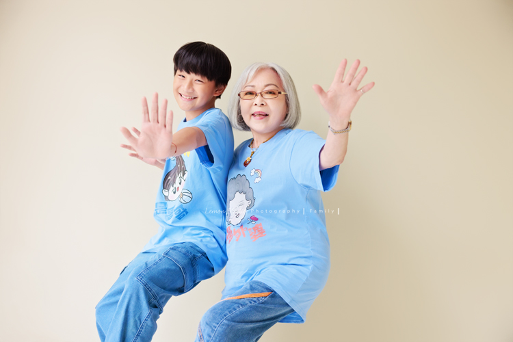 小妃媽麻一家帶著外婆來拍家庭攝影，外婆本來在鏡頭前有點靦腆，後來開始唱起歌來欲罷不能，一家人和外婆感情超好，在鏡頭前活潑且自然，這張是祖孫兩人正在跳舞的可愛模樣！