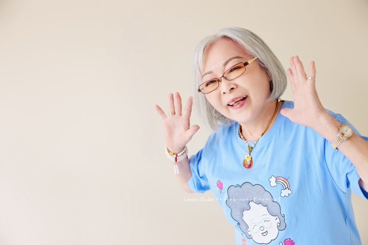 小妃媽麻一家帶著外婆來拍家庭攝影，外婆本來在鏡頭前有點靦腆，後來開始唱起歌來欲罷不能，一家人和外婆感情超好，在鏡頭前活潑且自然，這張是外婆很可愛地擺出一個兩手在兩旁的可愛姿勢的個人寫真！