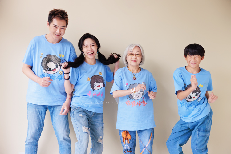 小妃媽麻一家帶著外婆來拍家庭攝影，外婆本來在鏡頭前有點靦腆，後來開始唱起歌來欲罷不能，一家人和外婆感情超好，在鏡頭前活潑且自然，這張是四人在鏡頭前搖擺跳舞的可愛模樣！