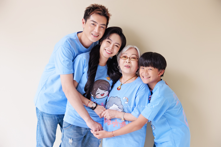 小妃媽麻一家帶著外婆來拍家庭攝影，外婆本來在鏡頭前有點靦腆，後來開始唱起歌來欲罷不能，一家人和外婆感情超好，在鏡頭前活潑且自然，這張是一家三口和外婆的超有愛的牽手合照全家福！