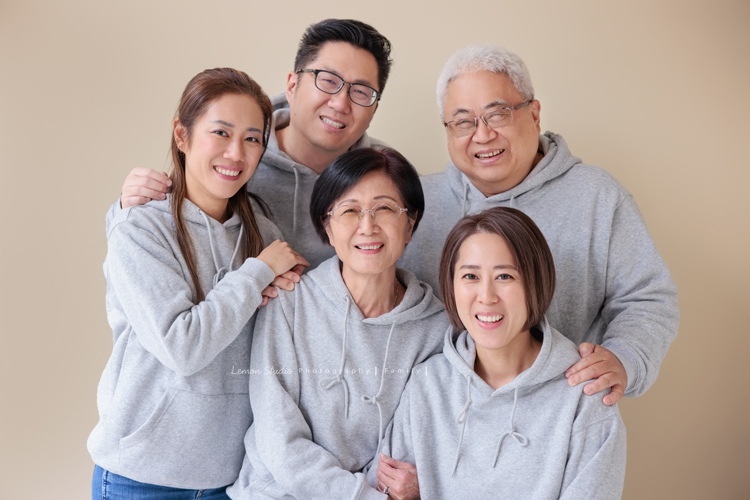 Justin爸拔和兄弟姊妹帶著各自的家庭、及爺爺奶奶一起來拍家庭攝影，雖然大家都以各自成家，三代聚在一起好熱鬧，各種組合是一定都要拍的，這張是Justin和姐妹們、及爸爸媽媽原生家庭的一家人的全家福！