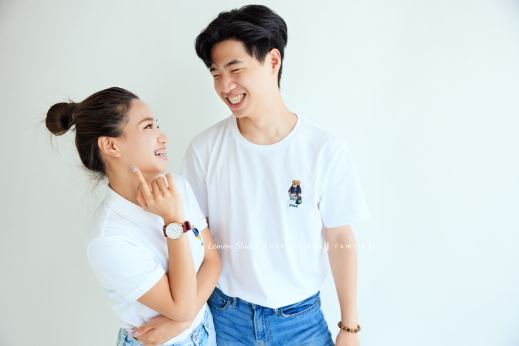 Katy媽麻一家人與公公婆婆一同來拍家庭攝影，孩子們如今都已長大成人，姊弟倆感情很好，充滿熱情地在不同領域裡努力著，長輩們親切隨和氣質溫雅，婆婆舉手投足皆風采，鏡頭前更是優雅動人，這張是一姊弟倆的互動紀錄，兩人看著彼此相視而笑感情很好啊！