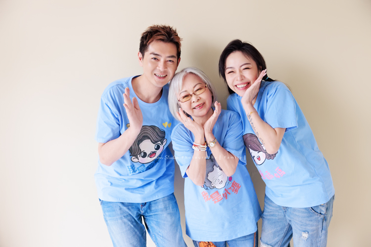 小妃媽麻一家帶著外婆來拍家庭攝影，外婆本來在鏡頭前有點靦腆，後來開始唱起歌來欲罷不能，一家人和外婆感情超好，在鏡頭前活潑且自然，這張是爸拔媽麻和外婆擺出可愛的手勢的三人超可愛的合照！