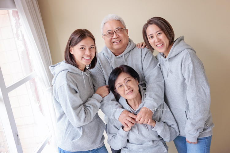 Justin爸拔和兄弟姊妹帶著各自的家庭、及爺爺奶奶一起來拍家庭攝影，雖然大家都以各自成家，三代聚在一起好熱鬧，各種組合是一定都要拍的，這張是Justin的姊姊和伴侶及爸爸媽媽一起的全家福！