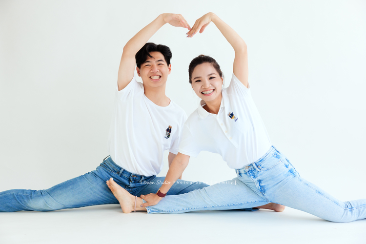 Katy媽麻一家人與公公婆婆一同來拍家庭攝影，孩子們如今都已長大成人，姊弟倆感情很好，充滿熱情地在不同領域裡努力著，長輩們親切隨和氣質溫雅，婆婆舉手投足皆風采，鏡頭前更是優雅動人，這張是一姊弟倆的互動紀錄，兩人都有練過，兩人劈腿一起比愛心，很可愛的一張姊弟倆合照！
