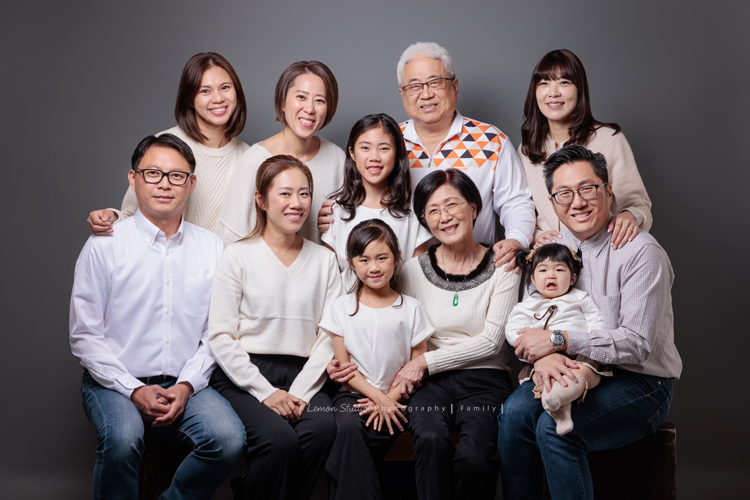 Justin爸拔和兄弟姊妹帶著各自的家庭、及爺爺奶奶一起來拍家庭攝影，雖然大家都以各自成家，三代聚在一起好熱鬧，各種組合是一定都要拍的，這張是全部的人穿正式服裝一起入鏡的全家福寫真！