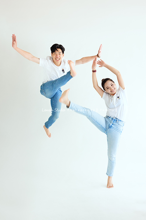 Katy媽麻一家人與公公婆婆一同來拍家庭攝影，孩子們如今都已長大成人，姊弟倆感情很好，充滿熱情地在不同領域裡努力著，長輩們親切隨和氣質溫雅，婆婆舉手投足皆風采，鏡頭前更是優雅動人，這張是一姊弟倆的互動紀錄，兩人都有練過，姊姊踢腳、同時弟弟跳起來踢腳，很可愛活潑的一張姊弟倆合照！