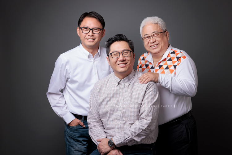 Justin爸拔和兄弟姊妹帶著各自的家庭、及爺爺奶奶一起來拍家庭攝影，雖然大家都以各自成家，三代聚在一起好熱鬧，各種組合是一定都要拍的，這張是家裡的三位男士的合照！