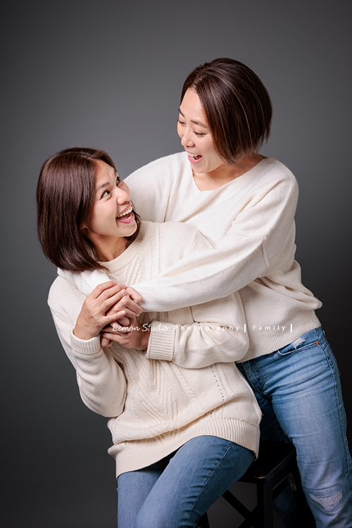 Justin爸拔和兄弟姊妹帶著各自的家庭、及爺爺奶奶一起來拍家庭攝影，雖然大家都以各自成家，三代聚在一起好熱鬧，各種組合是一定都要拍的，這張是Justin的姊姊和伴侶兩人可愛的互動紀錄！