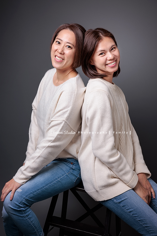 Justin爸拔和兄弟姊妹帶著各自的家庭、及爺爺奶奶一起來拍家庭攝影，雖然大家都以各自成家，三代聚在一起好熱鬧，各種組合是一定都要拍的，這張是Justin的姊姊和伴侶兩人的合照！