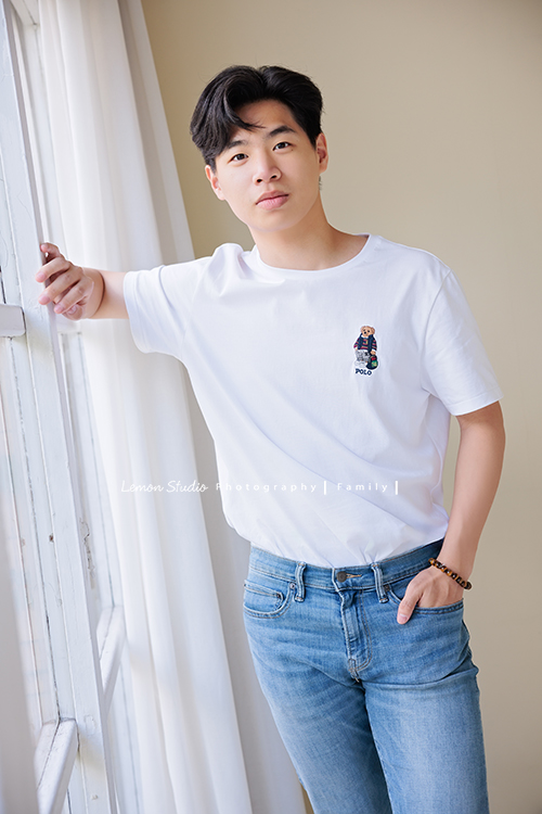 Katy媽麻一家人與公公婆婆一同來拍家庭攝影，孩子們如今都已長大成人，姊弟倆感情很好，充滿熱情地在不同領域裡努力著，長輩們親切隨和氣質溫雅，婆婆舉手投足皆風采，鏡頭前更是優雅動人，這張是帥氣的弟弟的個人寫真獨照！