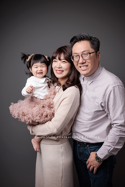 Justin爸拔和兄弟姊妹帶著各自的家庭、及爺爺奶奶一起來拍家庭攝影，雖然大家都以各自成家，三代聚在一起好熱鬧，各種組合是一定都要拍的，這張是Justin和太太及小寶貝三人超可愛的全家福，小寶貝笑得好開心啊！