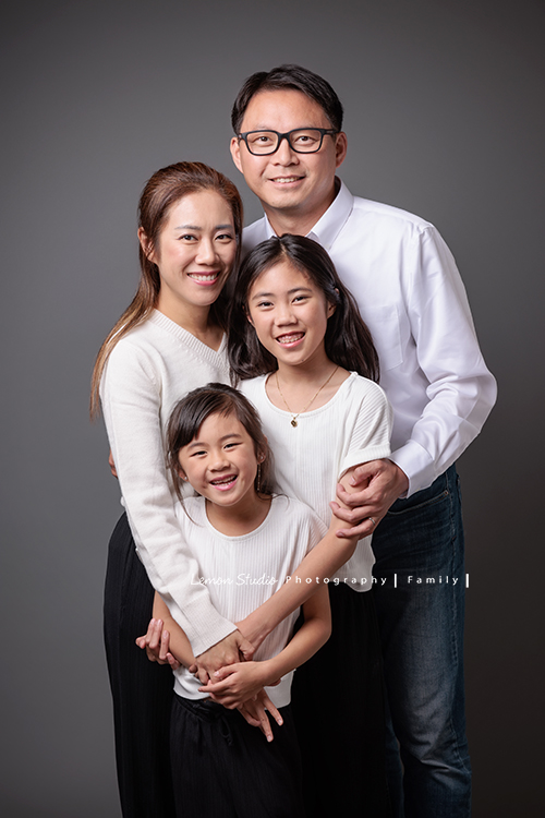 Justin爸拔和兄弟姊妹帶著各自的家庭、及爺爺奶奶一起來拍家庭攝影，雖然大家都以各自成家，三代聚在一起好熱鬧，各種組合是一定都要拍的，這張是Justin的姊姊一家的全家福寫真！